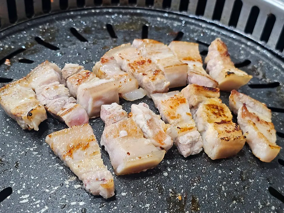 껍데기가 깨끗한 제주 오겹살 구이