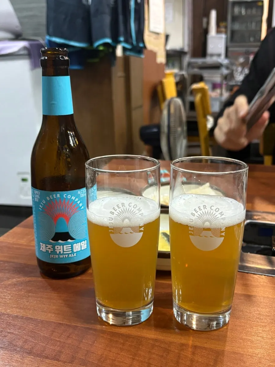 잔에 따른 제주 위트 에일 맥주