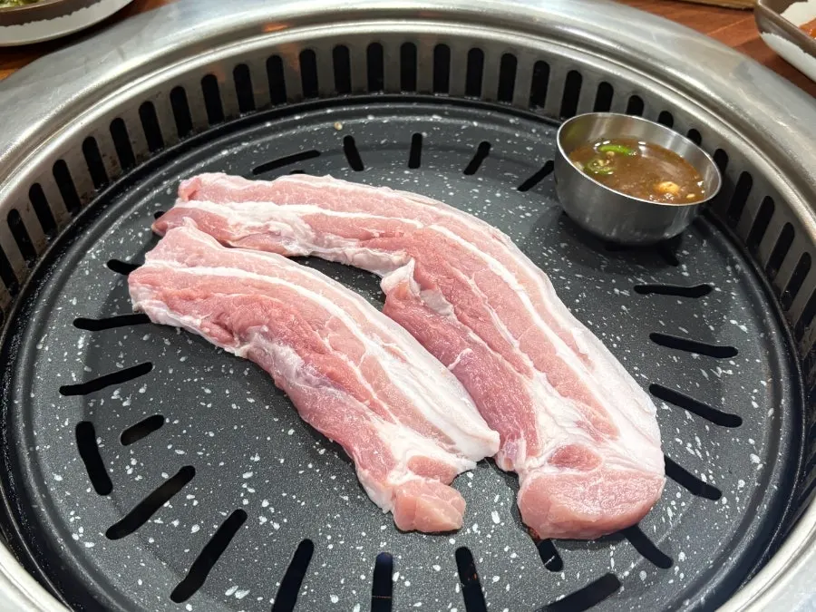 연기가 아래로 빠지는 불판에 굽는 오겹살
