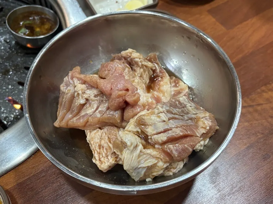 노릇하게 구워진 오겹살과 멸치액젓