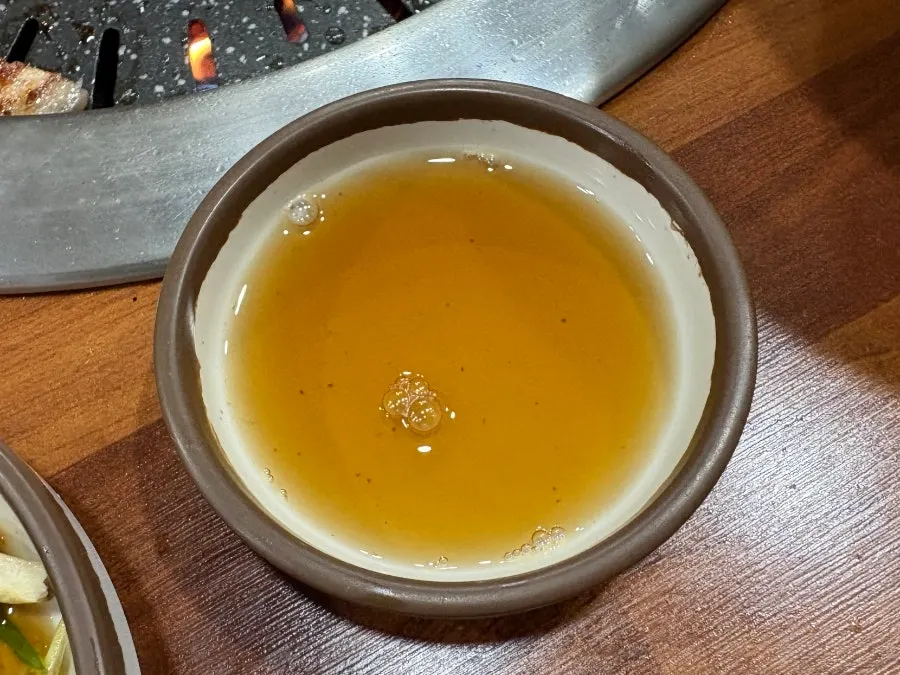육장소스에 찍어 먹는 돼지갈비 한 점