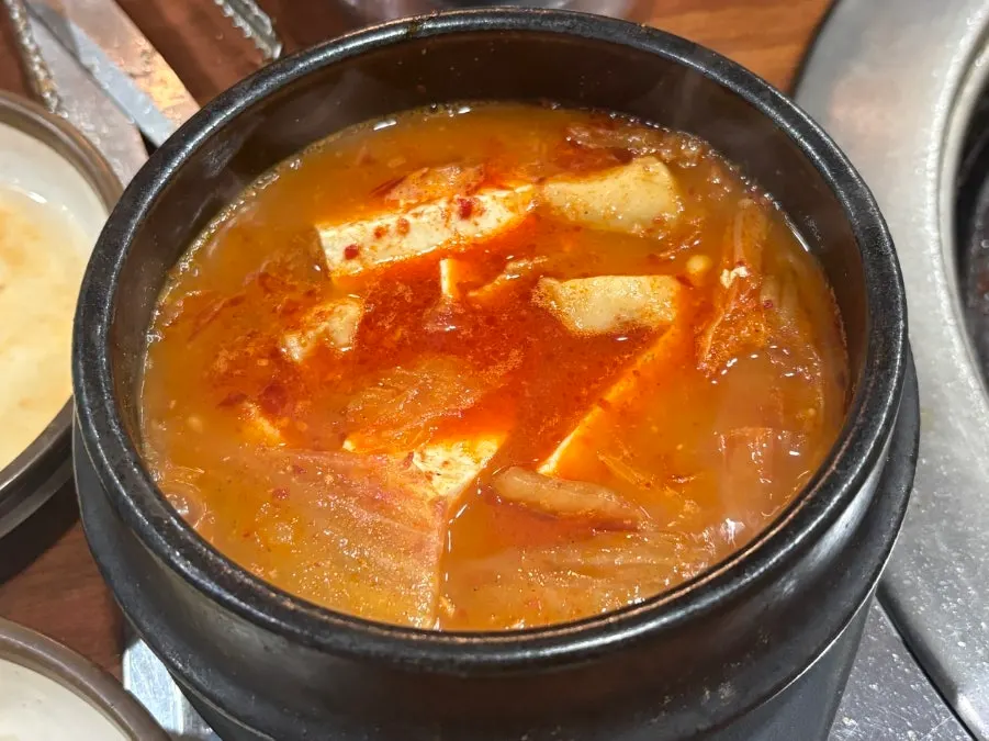 보글보글 끓는 생고기 김치찌개