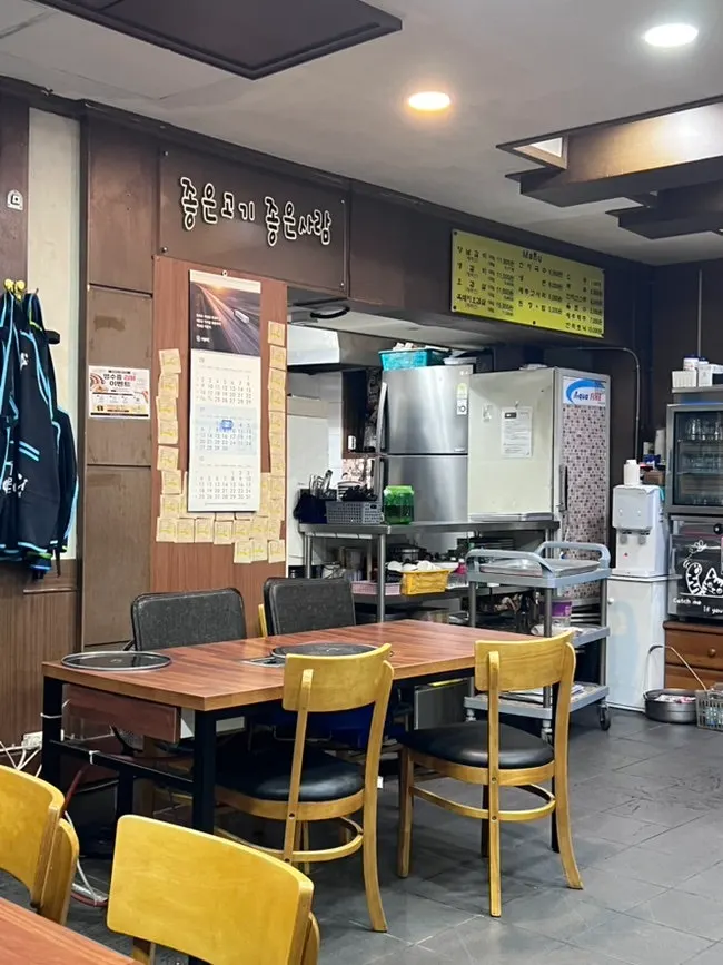 Wall packed with Jeju-direct raw meat shipping receipts