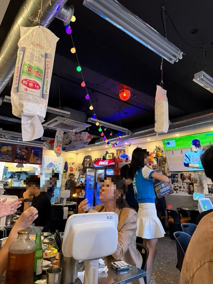 晚間時分的猛狗布帳馬車店內