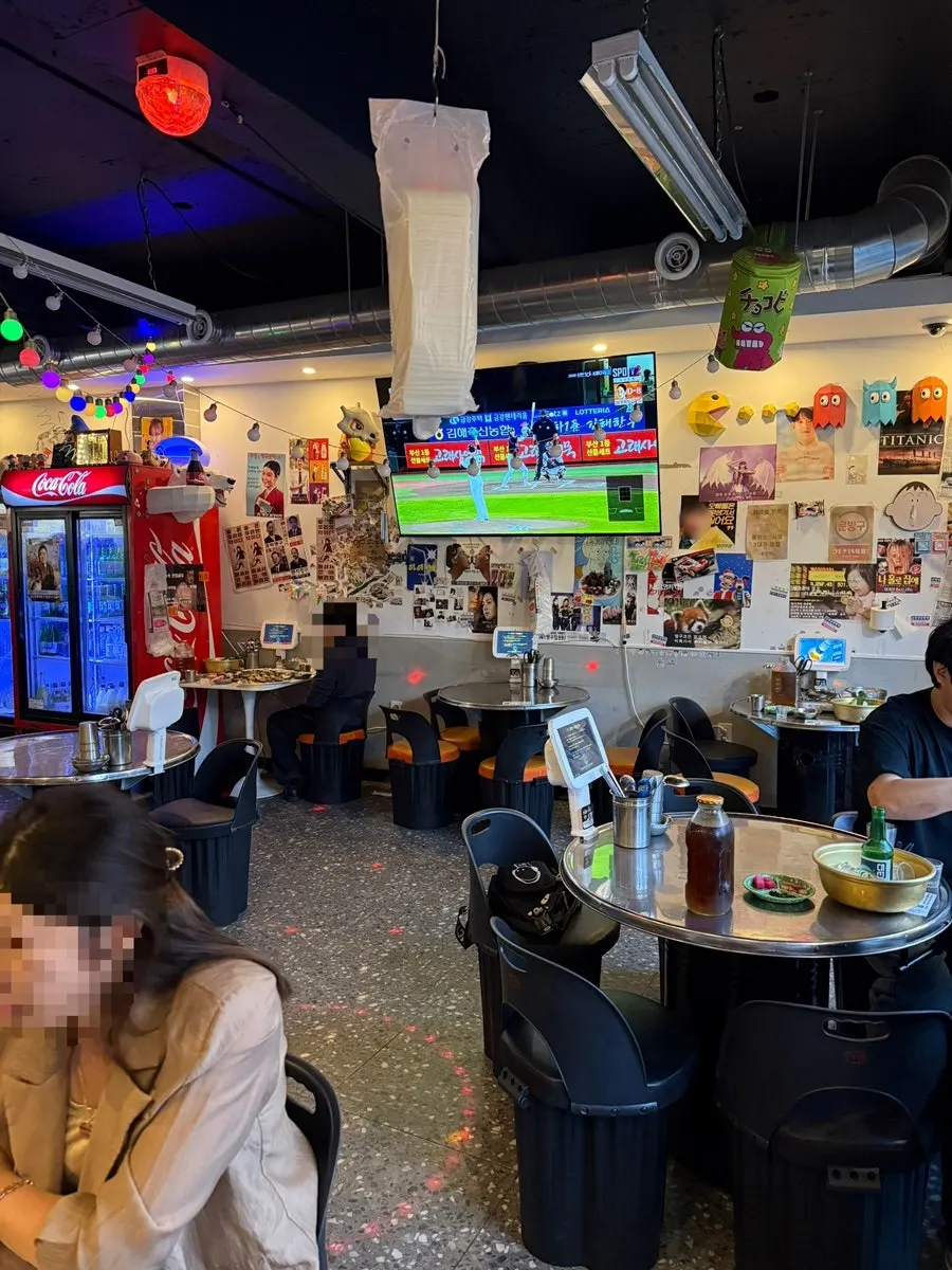 以復古小物佈置的店內