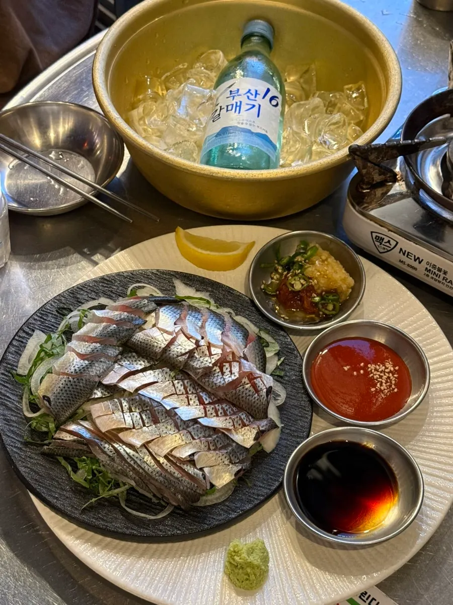 秋季鰶魚生魚片與配菜