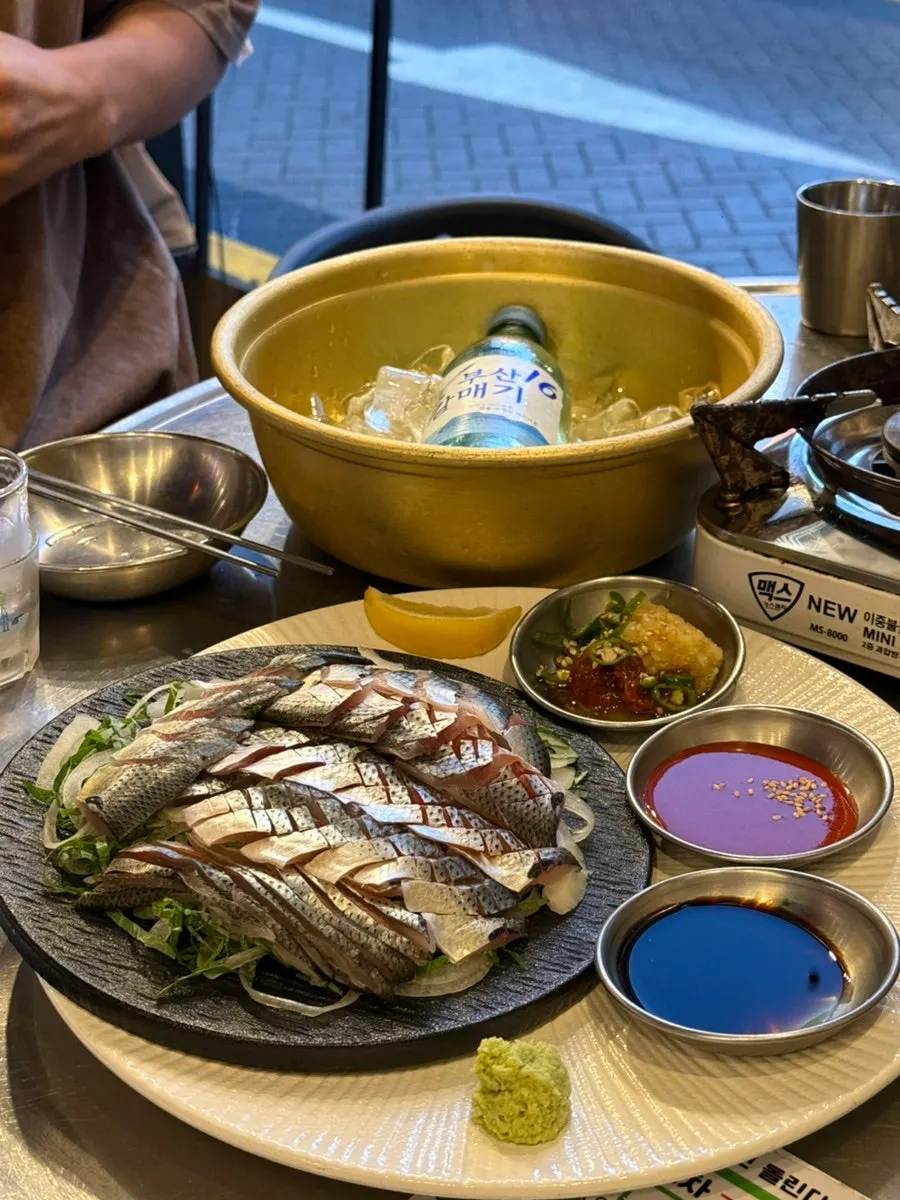 劃刀處理的鰶魚生魚片