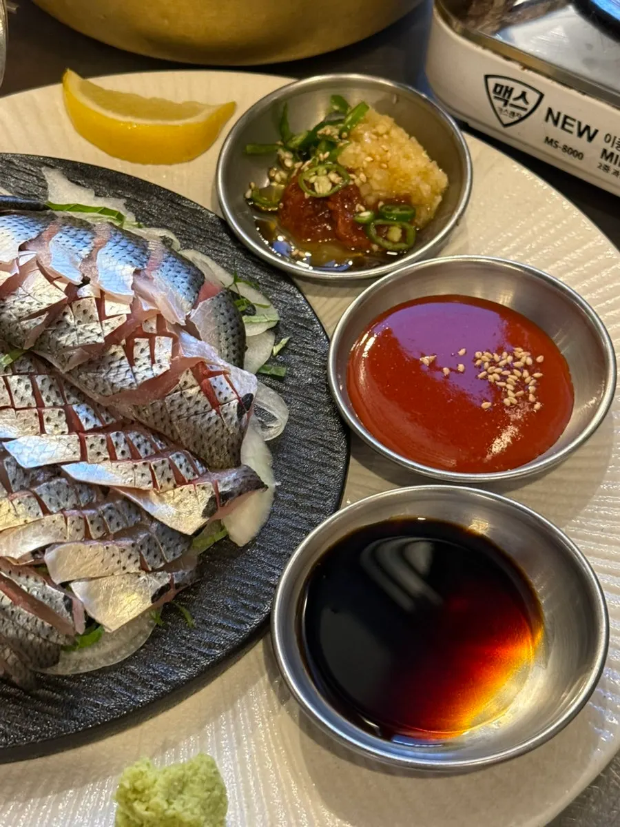 搭配芝麻葉與洋蔥的鰶魚生魚片