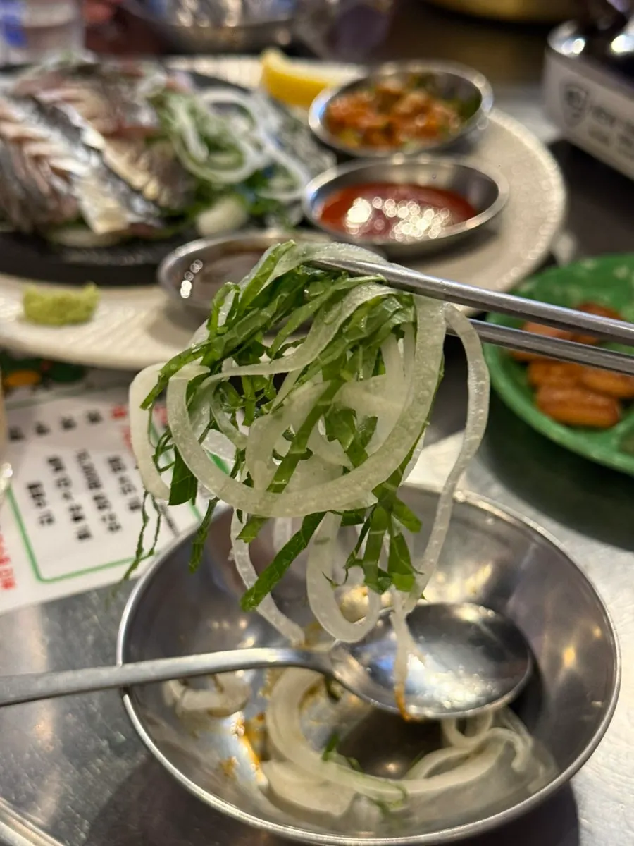 猛狗布帳馬車的秋季鰶魚生魚片