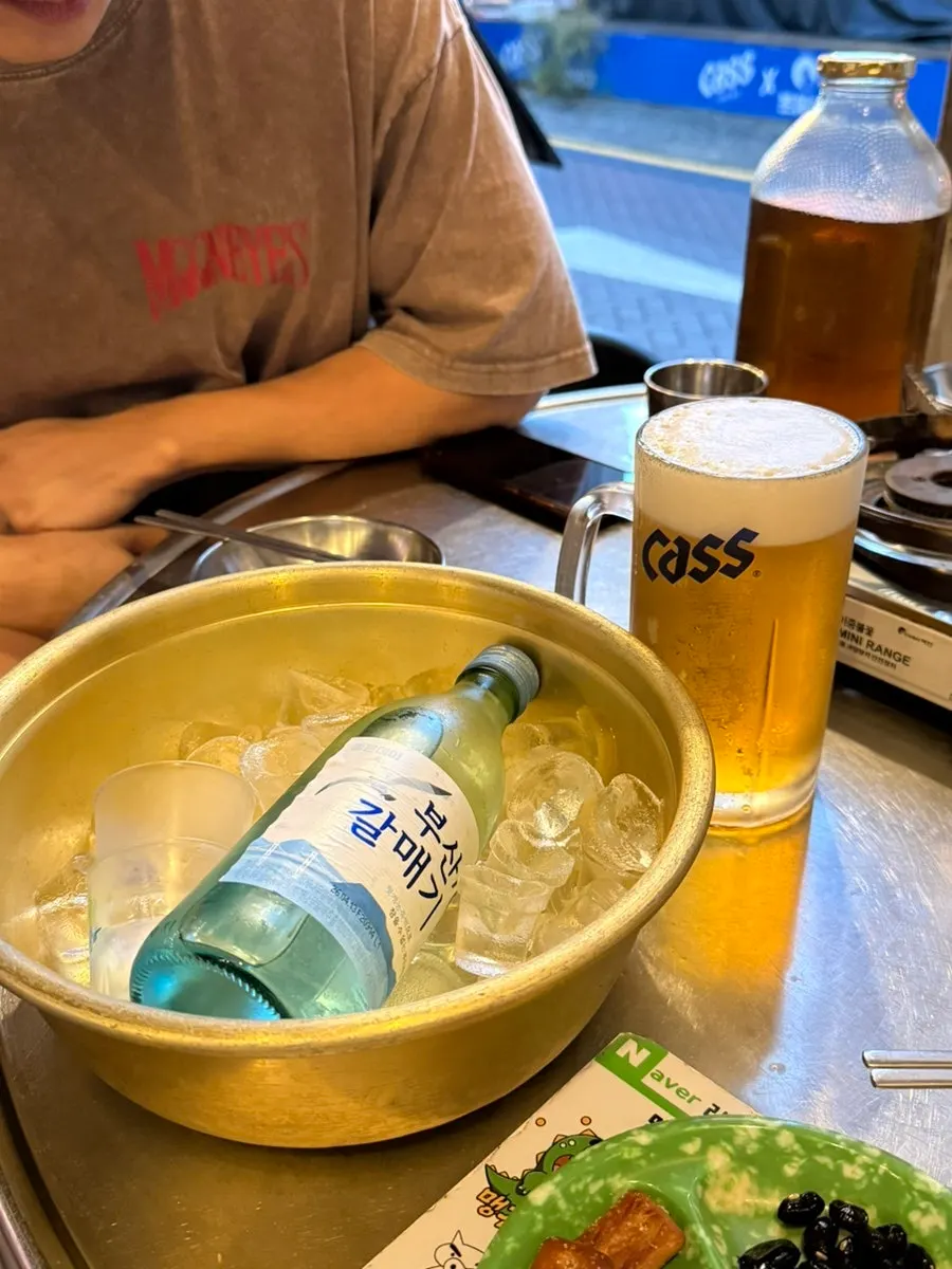 去骨辣燉雞與酒桌