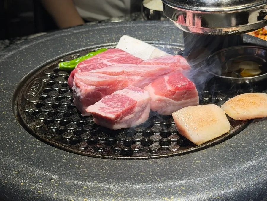 숯불 위에서 구워지는 돼지고기