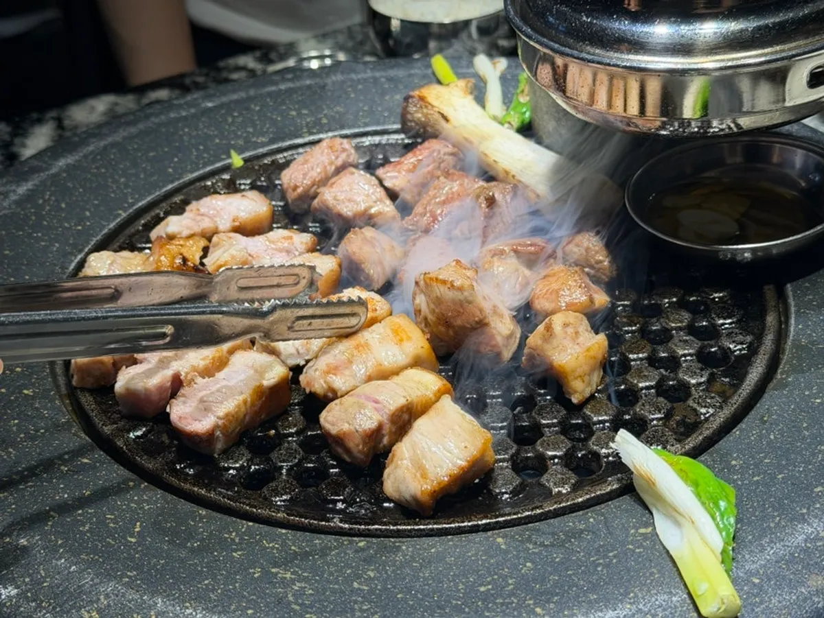 버섯과 파를 함께 구운 숯불 불판