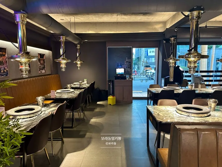 넓게 배치된 죽림숯불돼지구이 홀 테이블