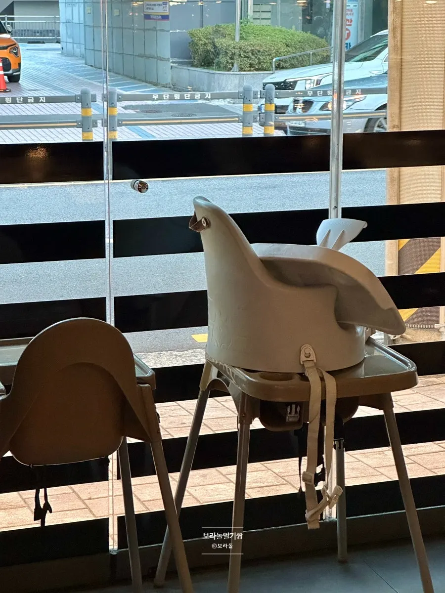 테이블에 준비된 수저와 티슈