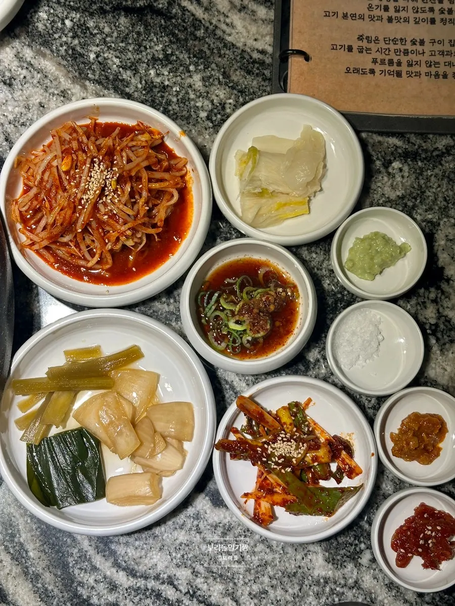 동그란 그릇에 담긴 밑반찬 구성