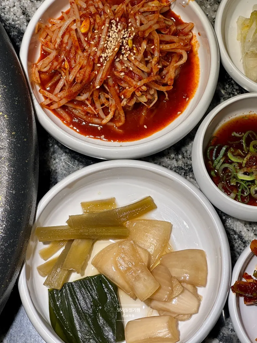 콩나물과 장아찌, 백김치 등 곁들임 반찬