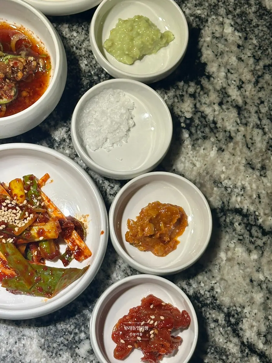 생삼겹살 250g과 생목살 200g 생고기 접시