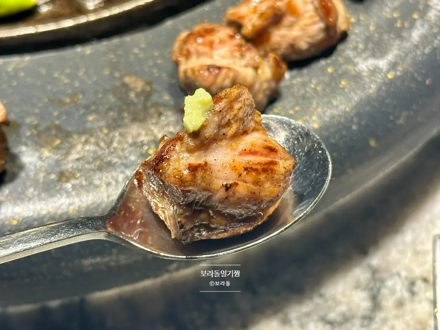 숯불 위에서 익어가는 목살과 멜젓