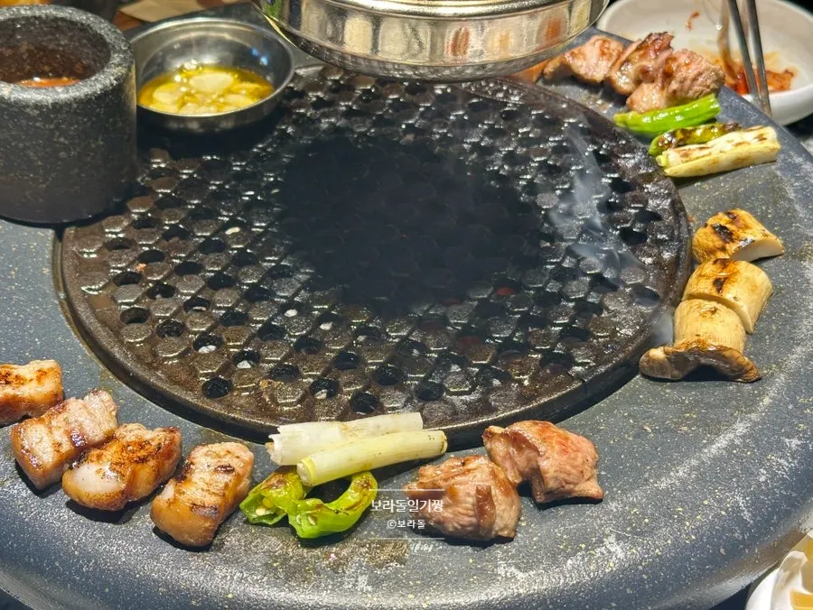 구운 채소와 공기밥을 곁들인 마무리 한 상