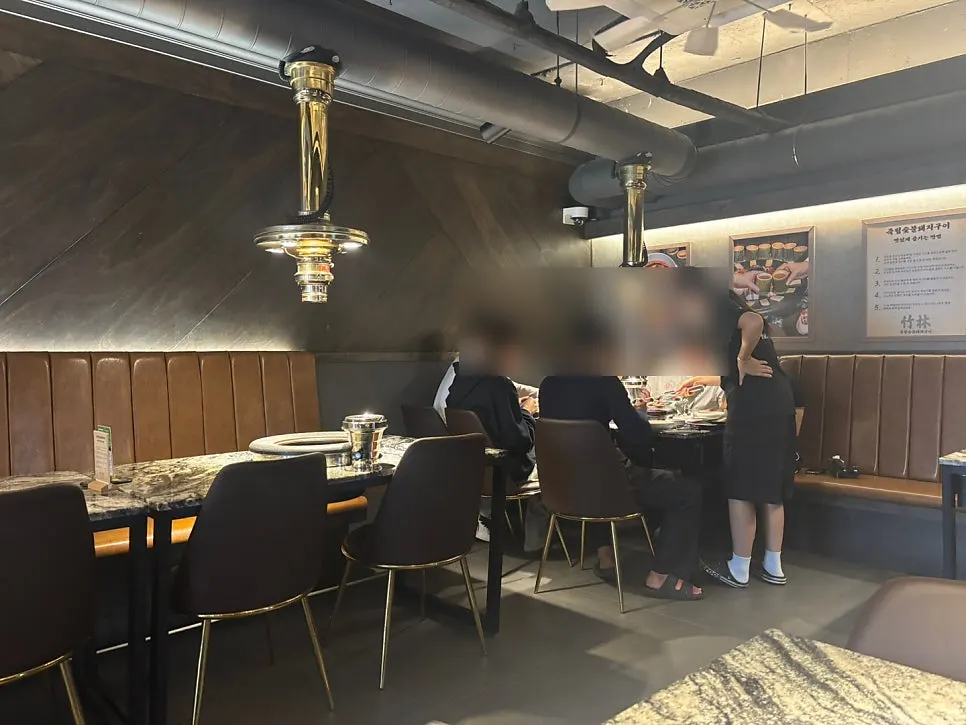 Table seating with a charcoal brazier