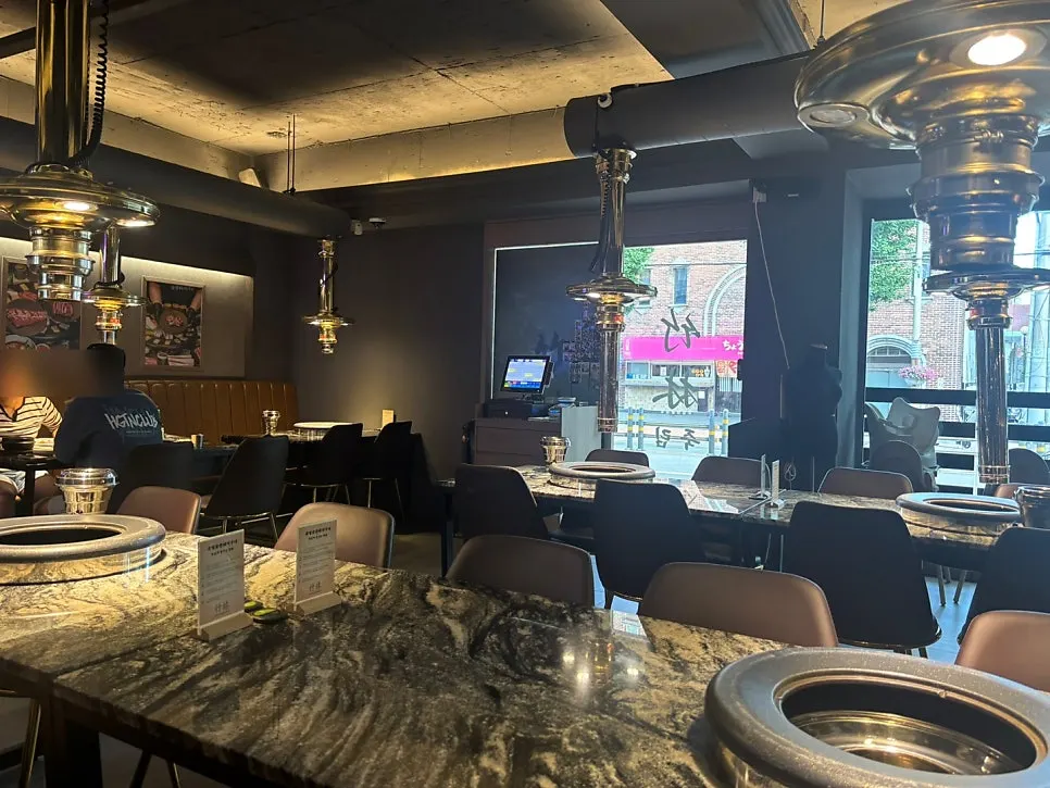 Interior atmosphere of the pork BBQ restaurant