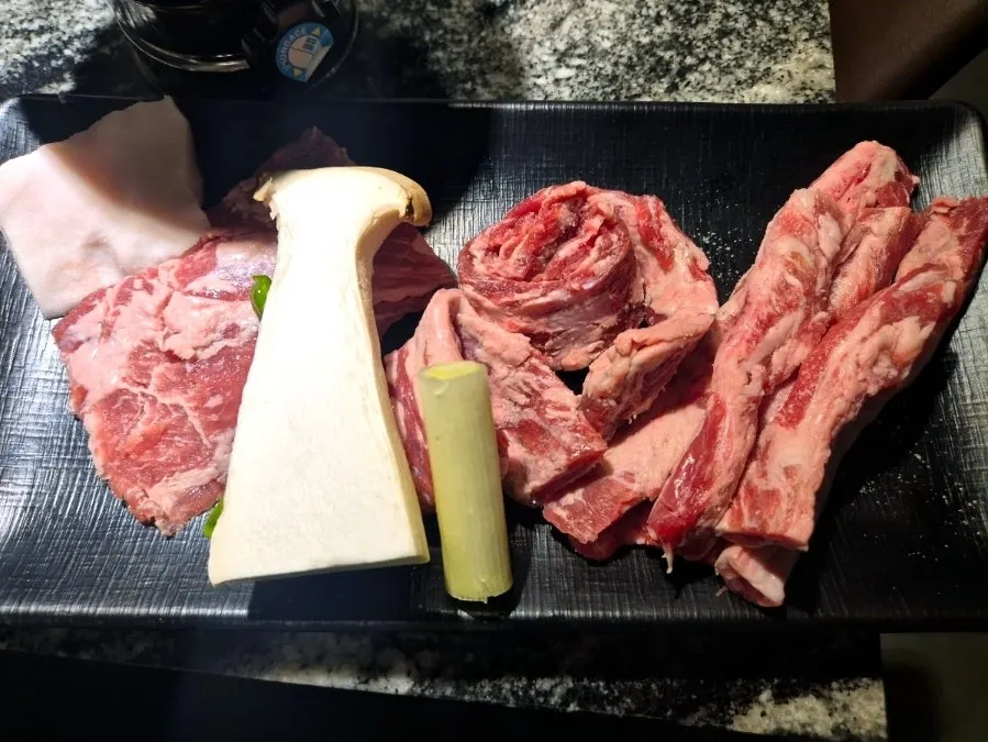 チュクリムのイベリコセット生肉の皿