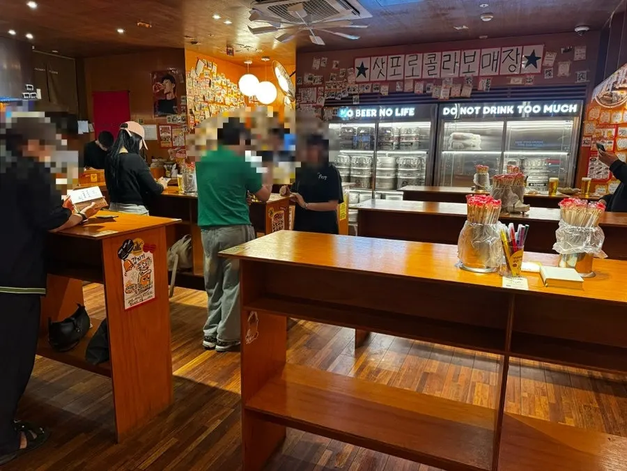 Standing interior of Ganppa Beer Gwangalli 2