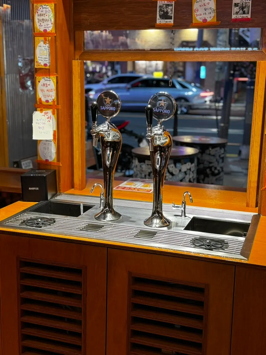 Beer-pouring machine by the window