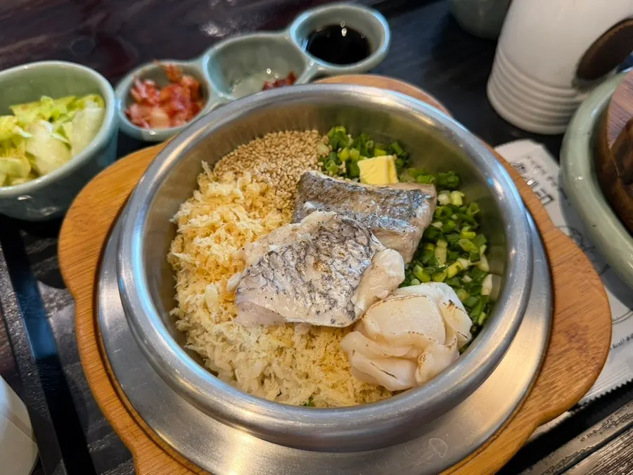 Individual tray meal with pot rice