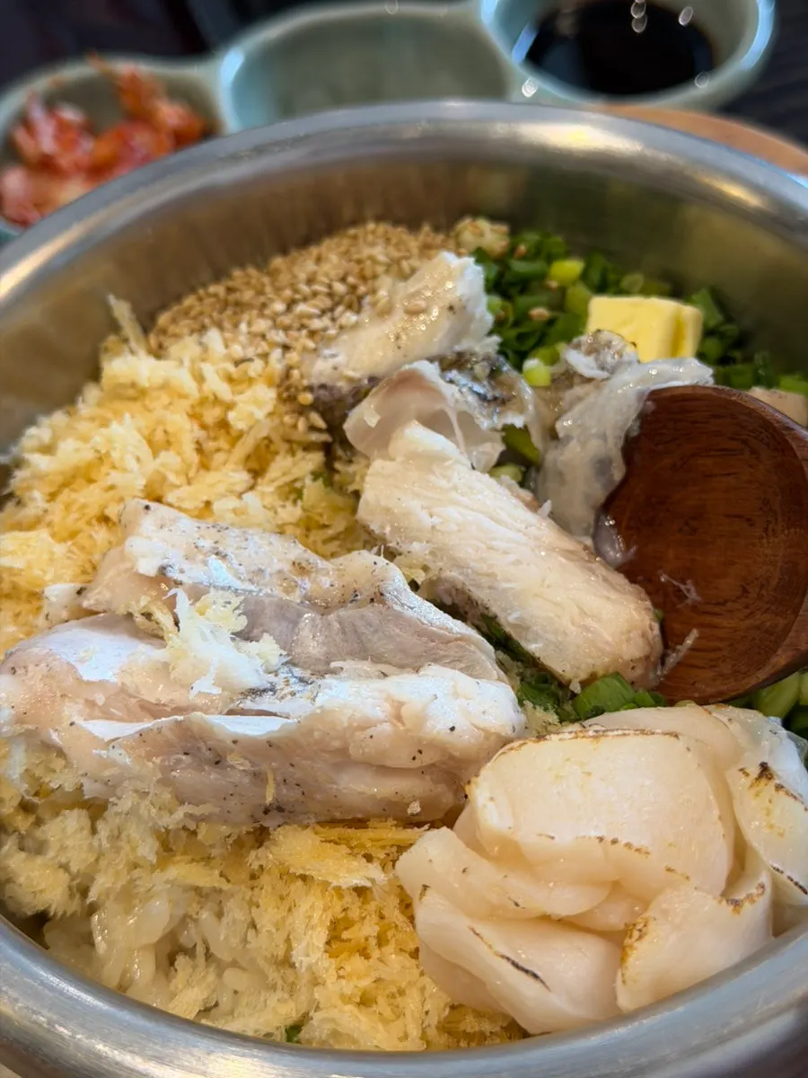A bite of sea bream-and-scallop pot rice