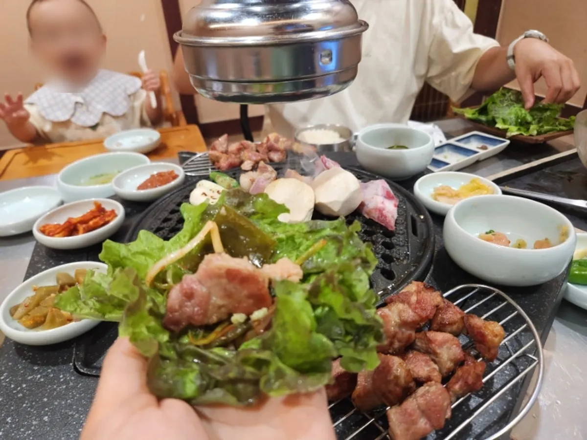 Foto de presentación de una comida de carne en Gwangalli con niños