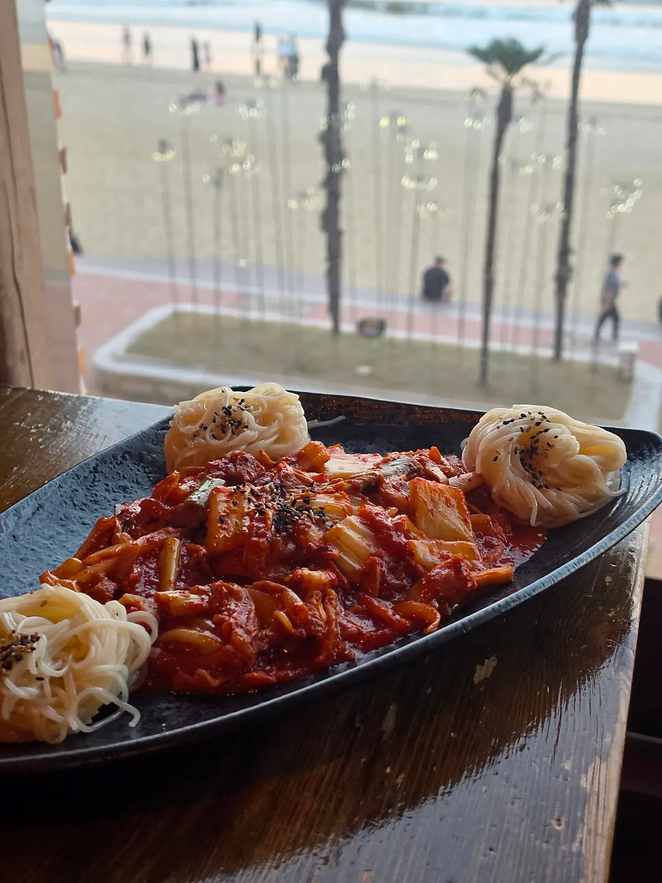 목날 통창 너머로 보이는 광안대교 야경