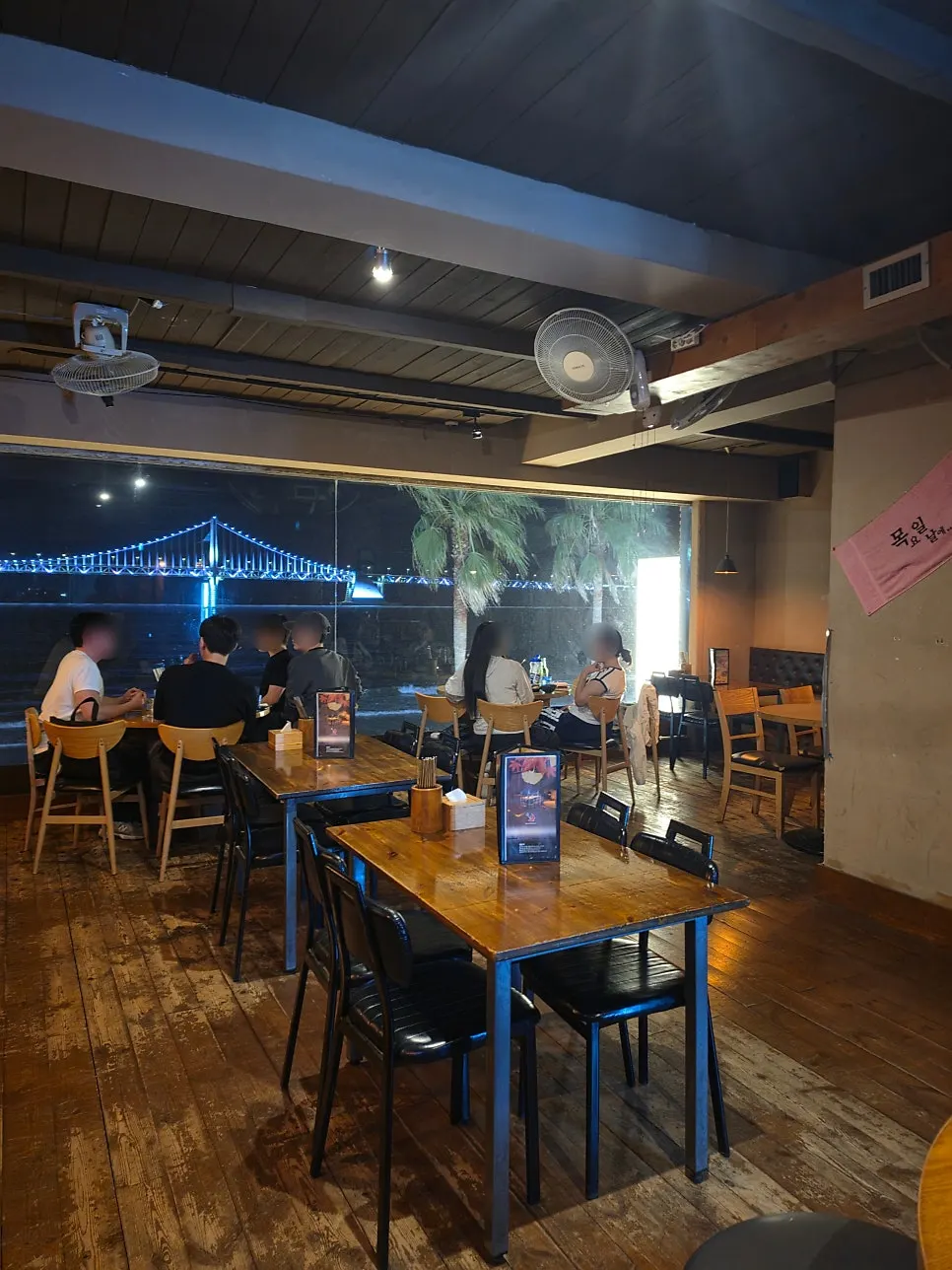 목날 매장 내부 전경