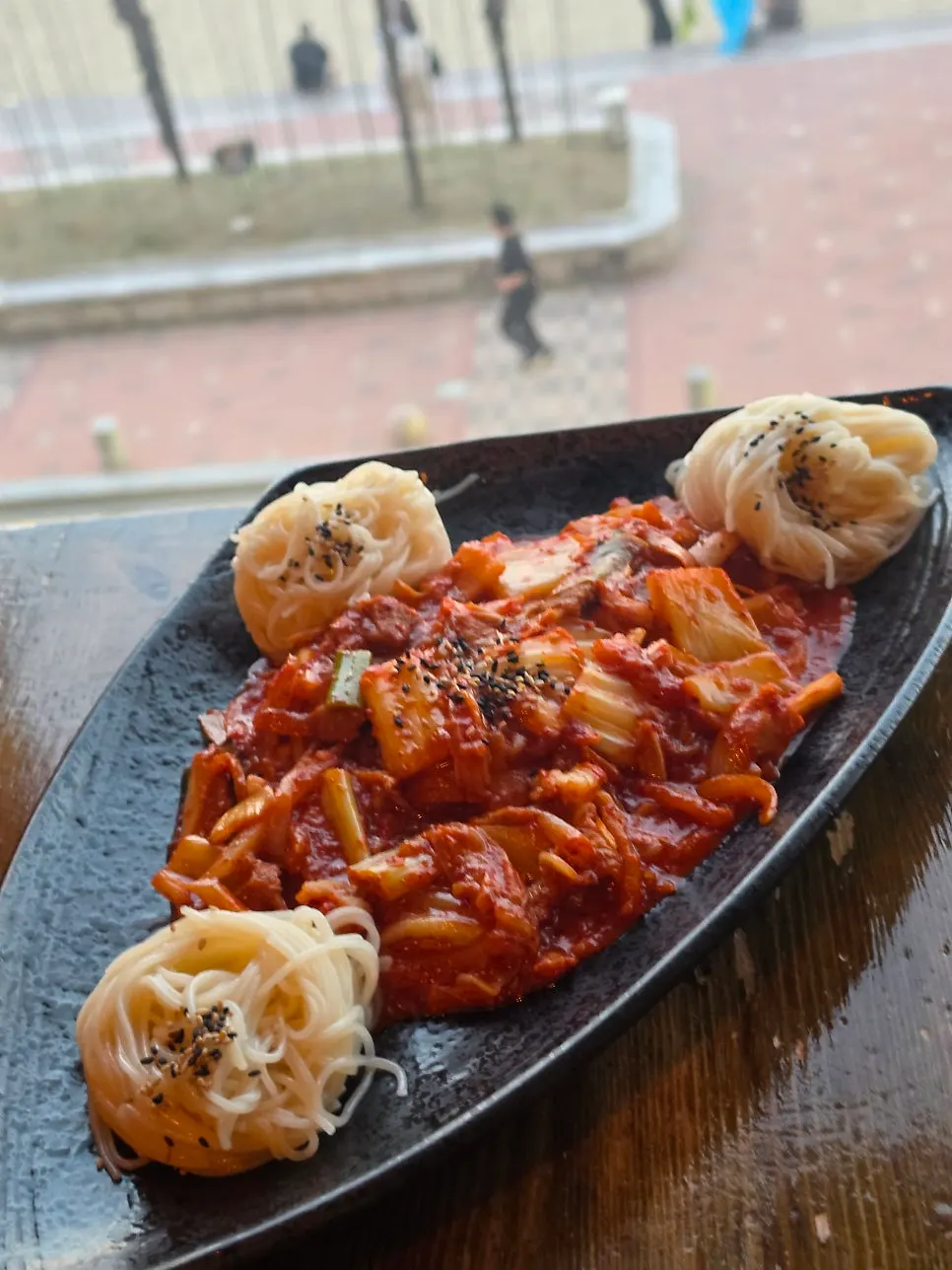 목날 돼지김치볶음소면 상차림