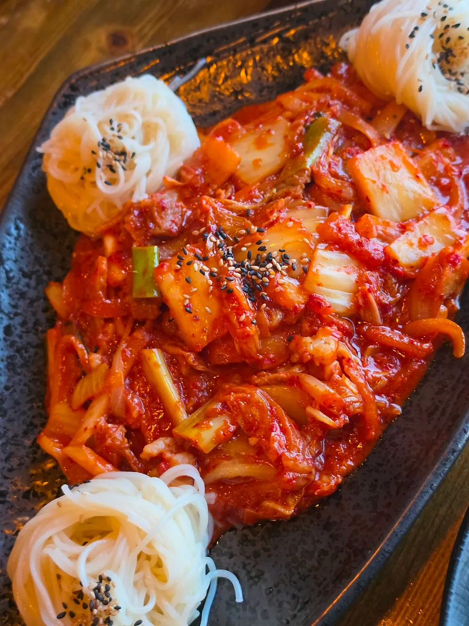 소면 세 덩이가 함께 나온 돼지김치볶음