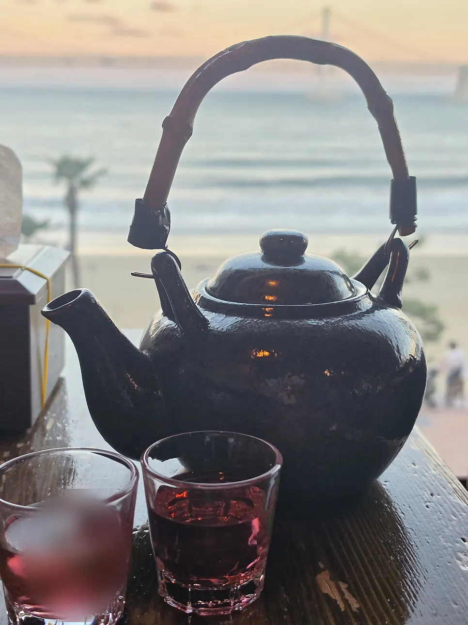 광안대교 야경과 함께 놓인 안주와 홍초 소주