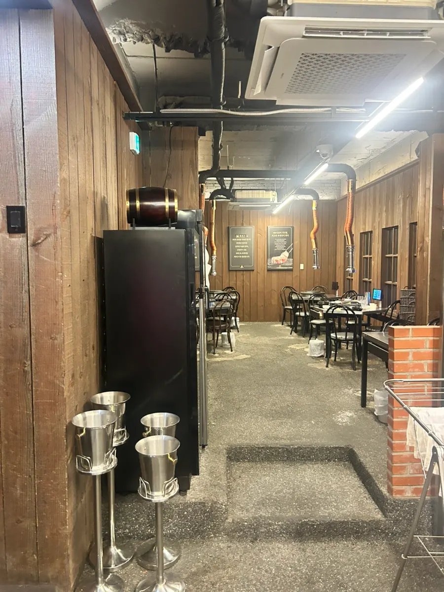 입구의 와인과 고기냉장고 공간