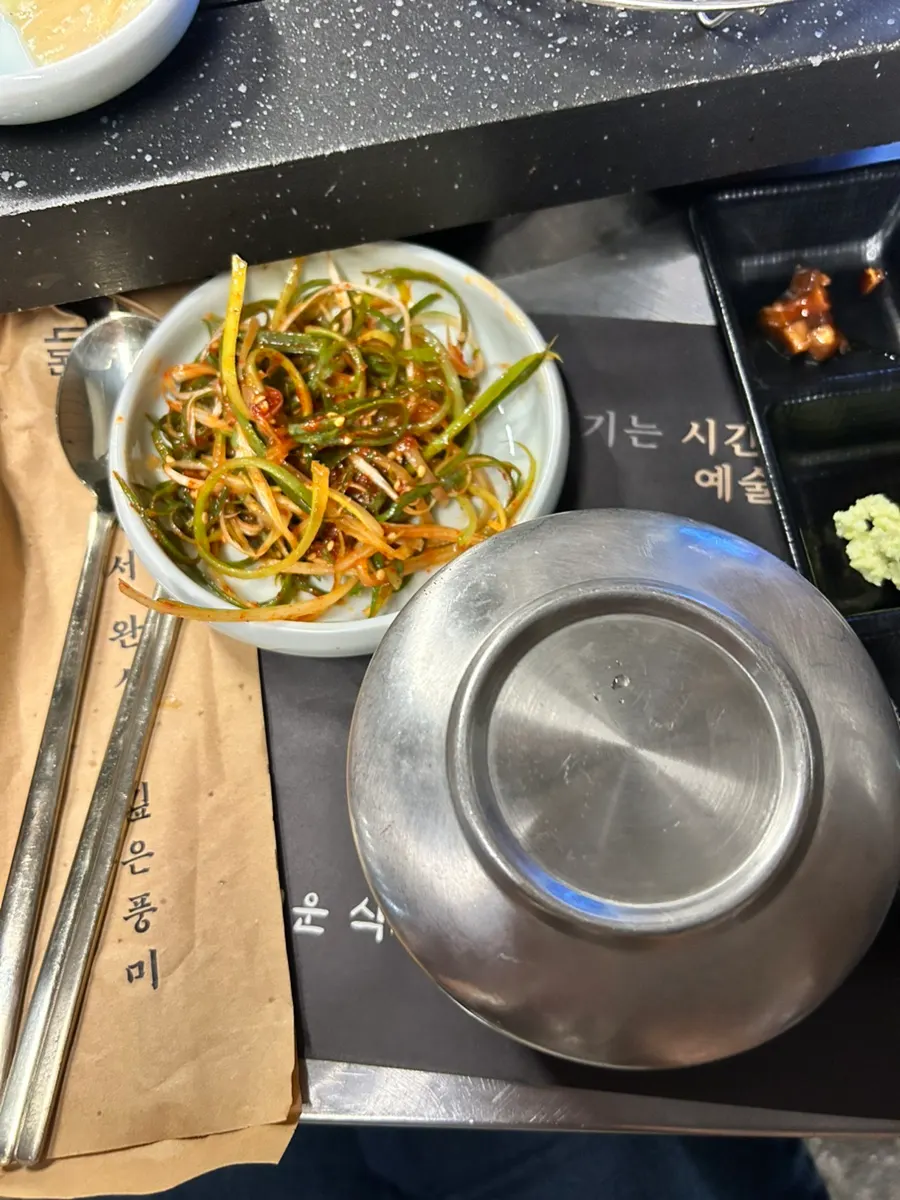 직원이 구워주는 숯불 돼지고기