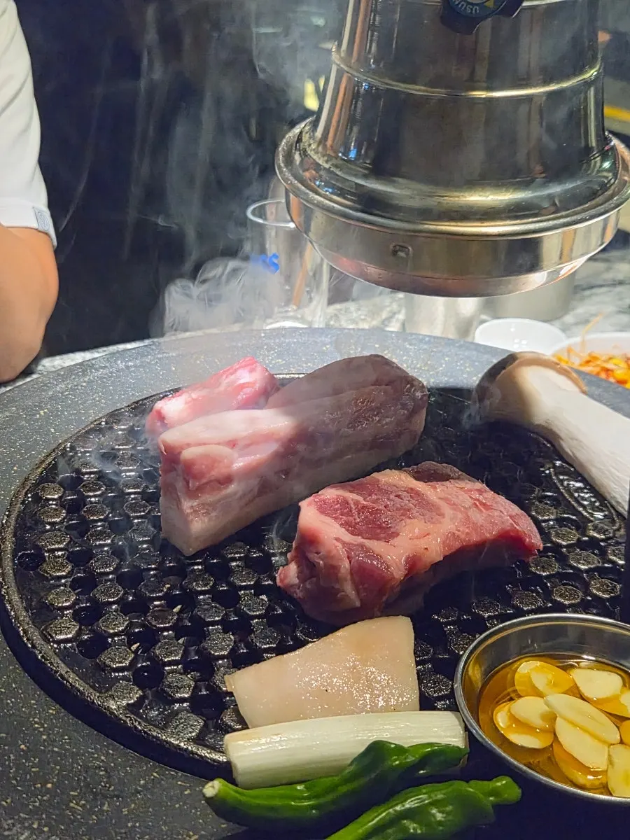 직원이 굽는 두툼한 돼지고기