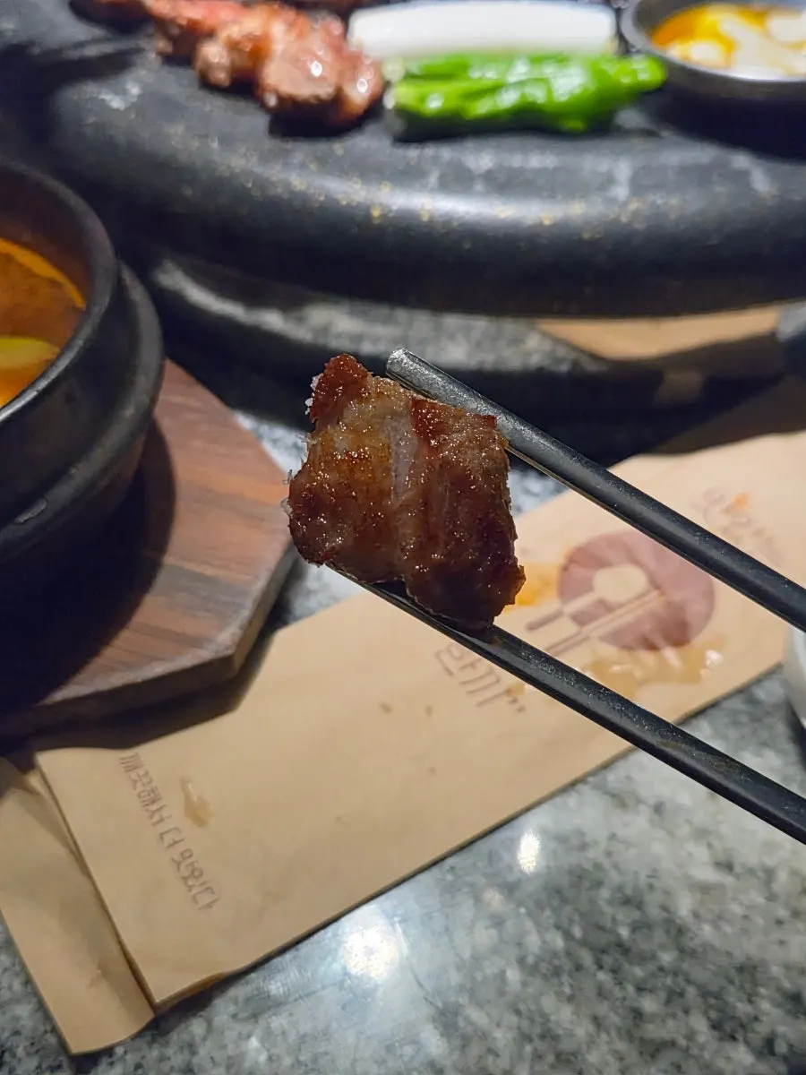 먹기 좋게 자른 돼지고기