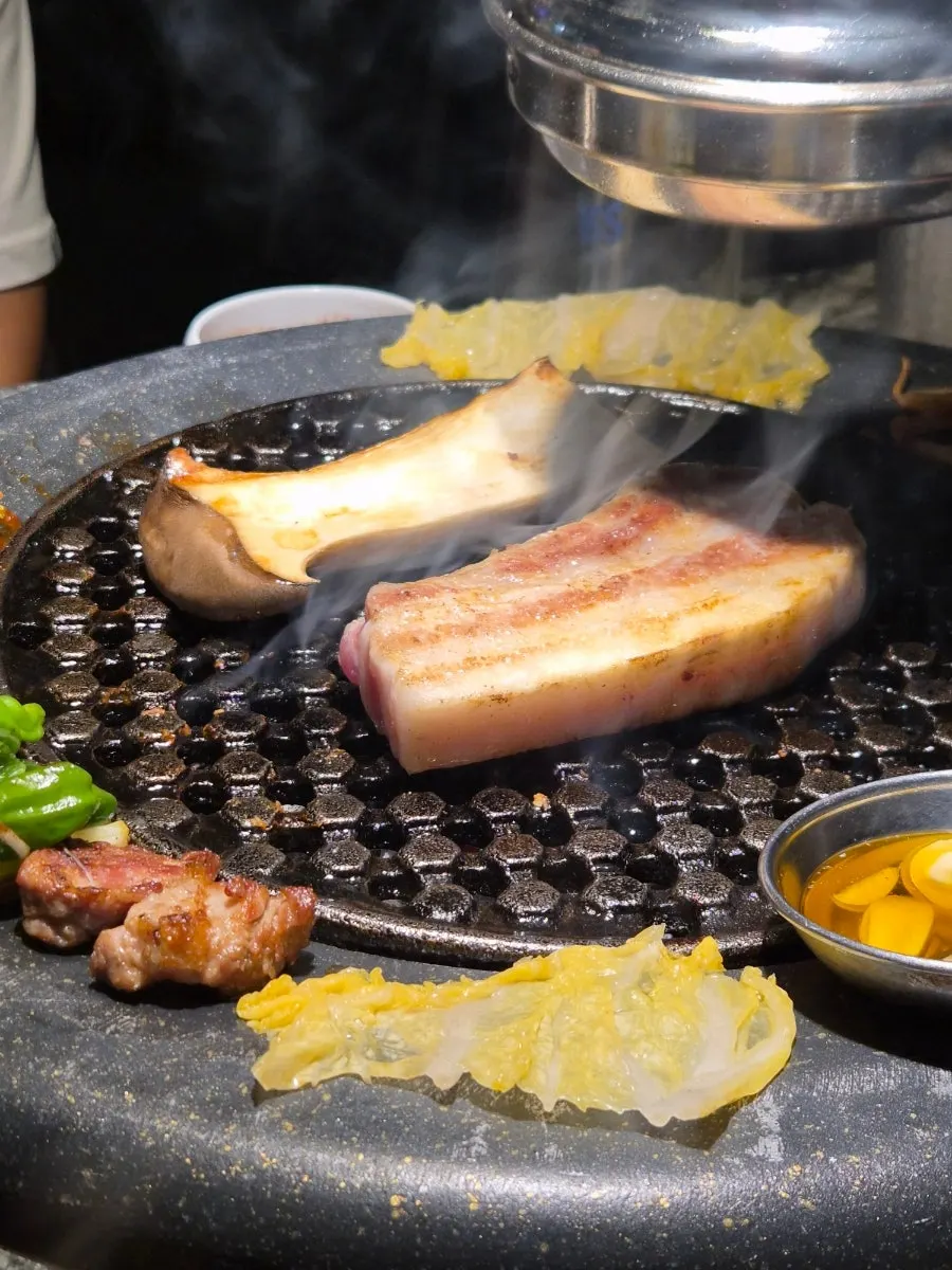 온기가 유지되는 불판 위 고기