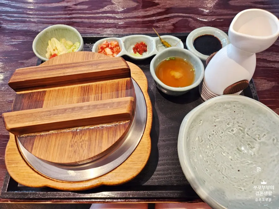 트레이에 담긴 솥밥 한상