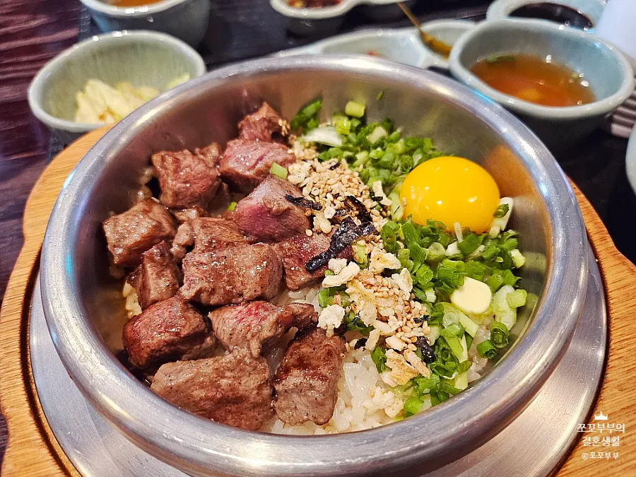 고기가 넉넉한 스테이크 솥밥
