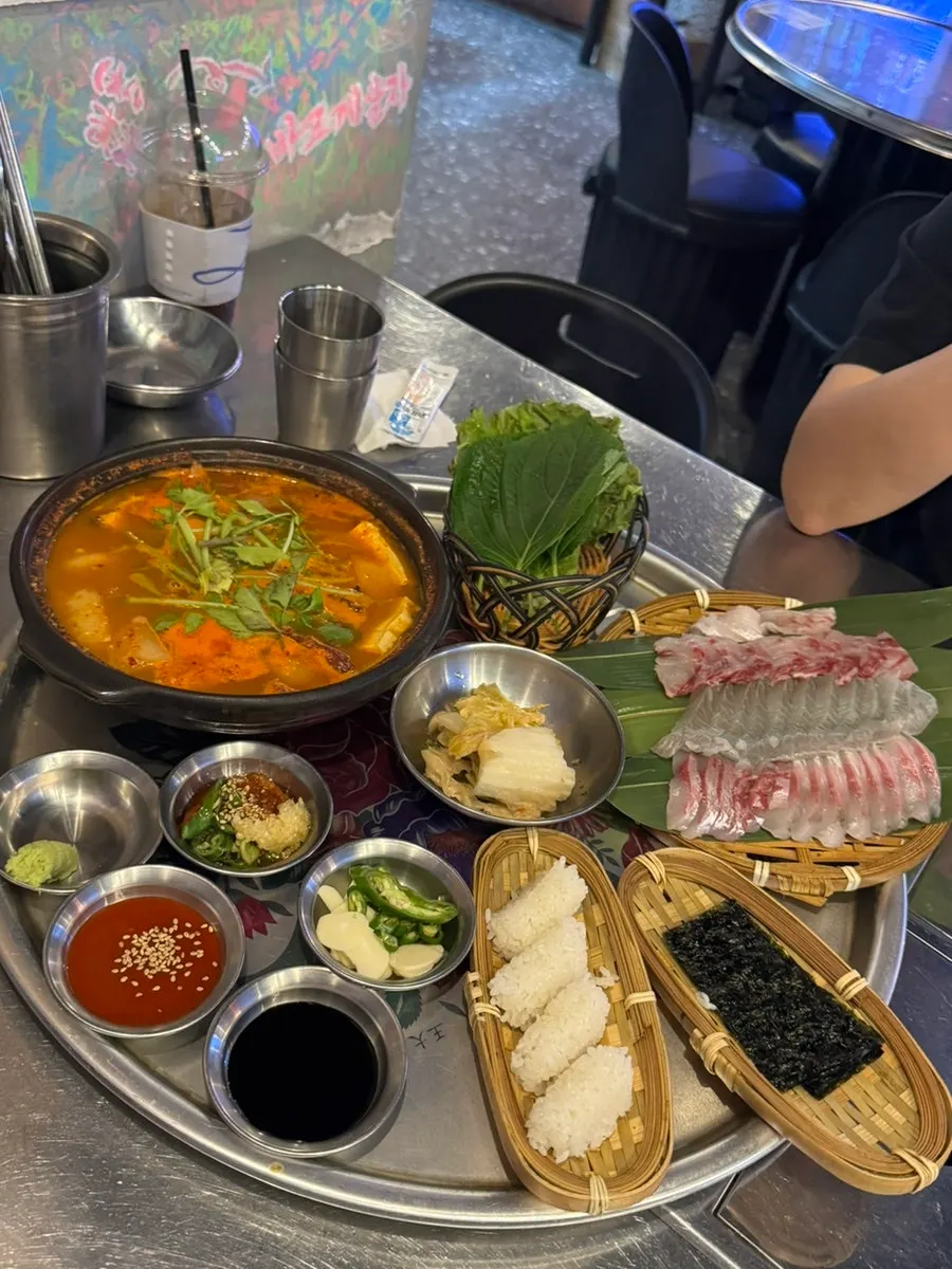 Signature photo of the live fish sashimi set at Maenggu Pocha Gwang-an
