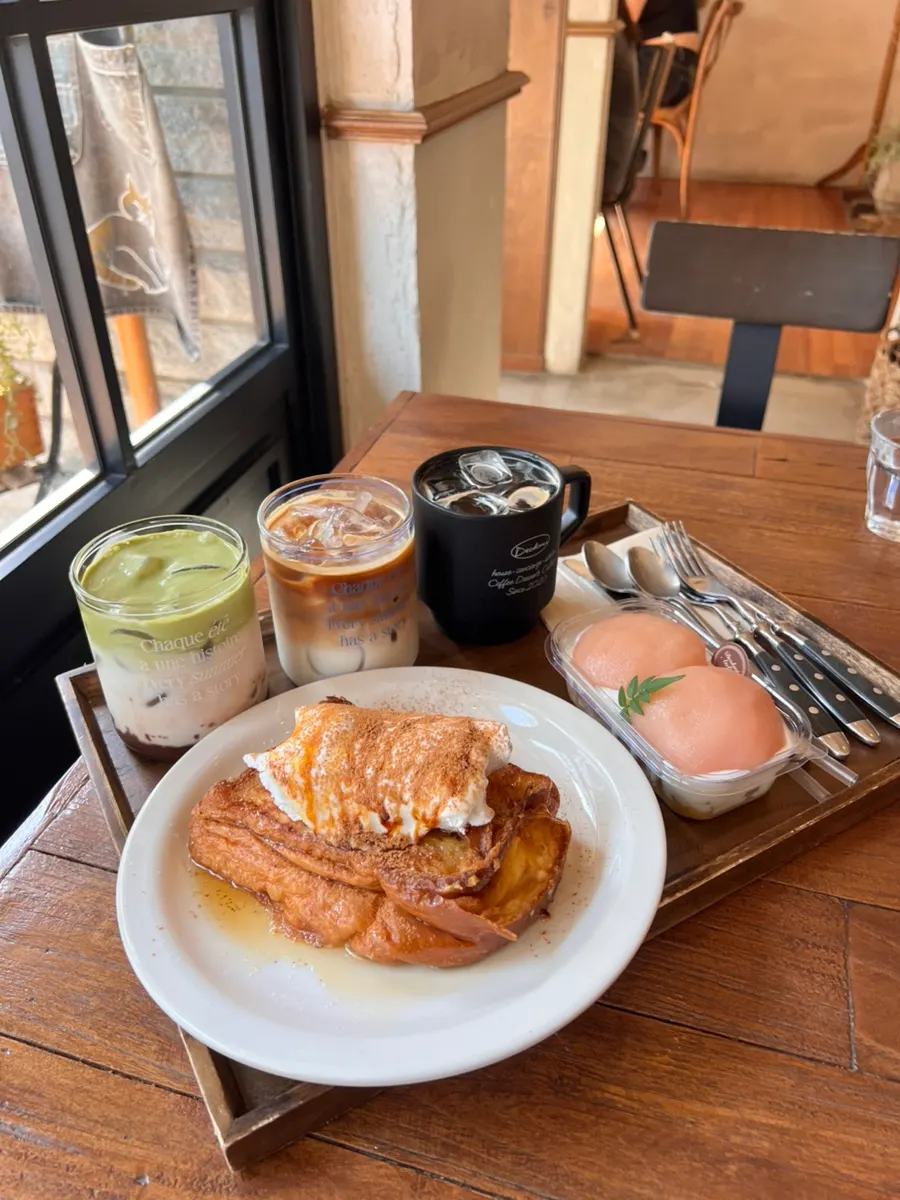 테이블에 차려진 음료와 디저트