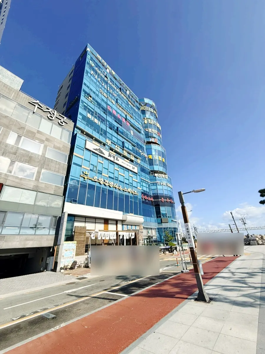 Entrance to Working Holiday Minrak on the 7th floor