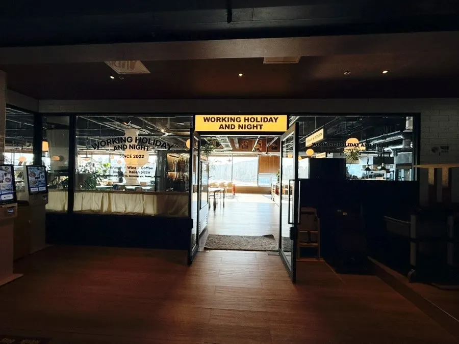 Entrance with ordering instructions at Working Holiday Minrak