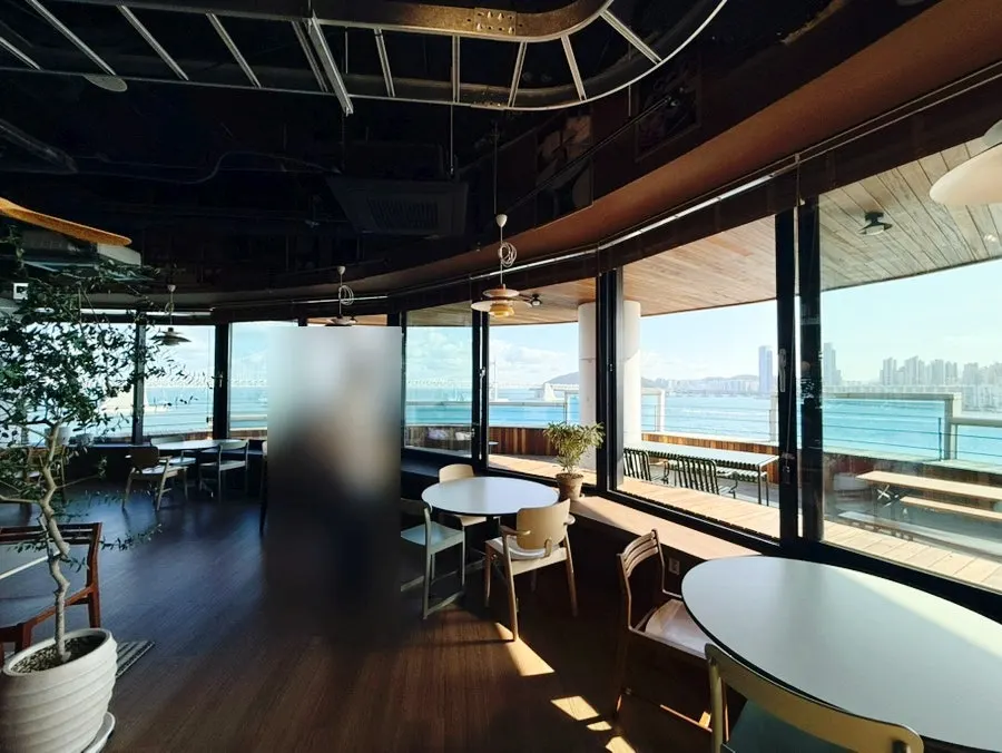 Ocean view of Gwangalli seen from the window at Working Holiday Minrak