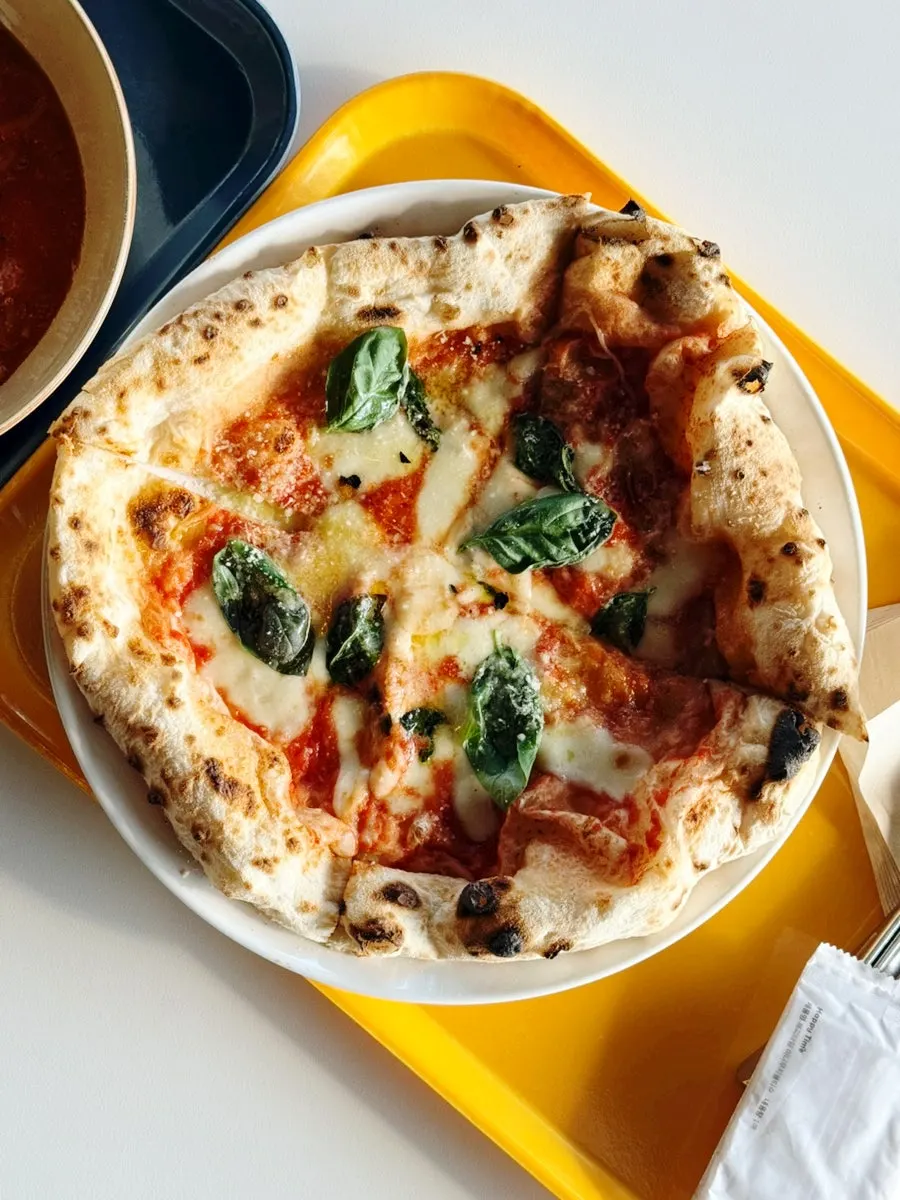A whole margherita pizza at Working Holiday Minrak