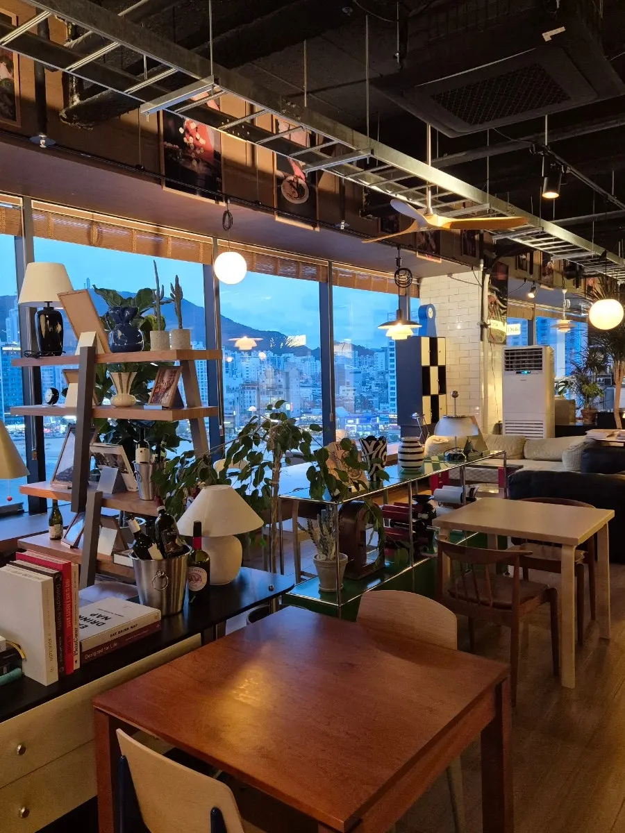 Table layout inside Working Holiday Minrak